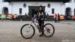 Antusias Warga Berkunjung ke Gedung Sate di Akhir Pekan