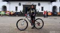 Kawasan Gedung Sate memang kerap menjadi pilihan warga untuk mengisi waktu di akhir pekan bersama keluarga maupun teman. Tak sedikit pula warga yang datang ke sana dengan bersepeda.