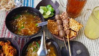 Begini nih nikmatnya makan soto bathok bersama-sama. Ditemani perasan jeruk nipis dan sambal yang membuat rasanya makin enak. Foto: Instagram alphasbelly