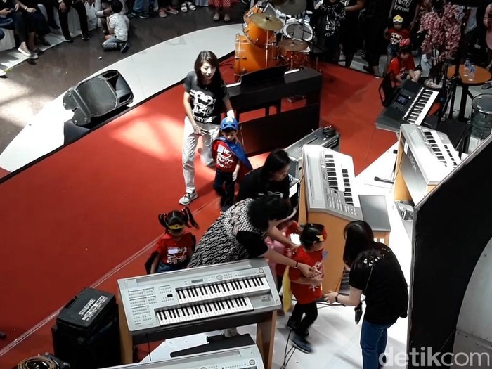 Jokowi dan Gibran Rakabuming nonton Jan Ethes pentas musik, Minggu (16/2/2020).