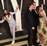 Pose konyol Jared Leto saat menginterupsi produser film James W. Skotchdopole bersama dua tamu lainnya di pesta Oscar Vanity Fair pada 2015. Foto: Pascal Le Segretain/Getty Images