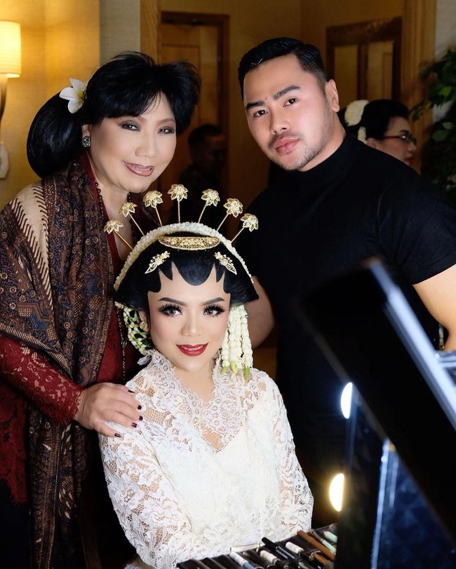 Makeup artist Anpasuha membuat penampilan Raiyah Chitra Caesaria semakin cantik pada hari pernikahannya dengan Danny Rukmana. Raiyah juga mempercayakan pembuat paes tradisional ternama Tienuk Riefki untuk mendadani rambutnya. Foto: Dok. Instagram @anpasuha_official