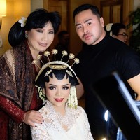 Makeup artist Anpasuha membuat penampilan Raiyah Chitra Caesaria semakin cantik pada hari pernikahannya dengan Danny Rukmana. Raiyah juga mempercayakan pembuat paes tradisional ternama Tienuk Riefki untuk mendadani rambutnya. Foto: Dok. Instagram @anpasuha_official