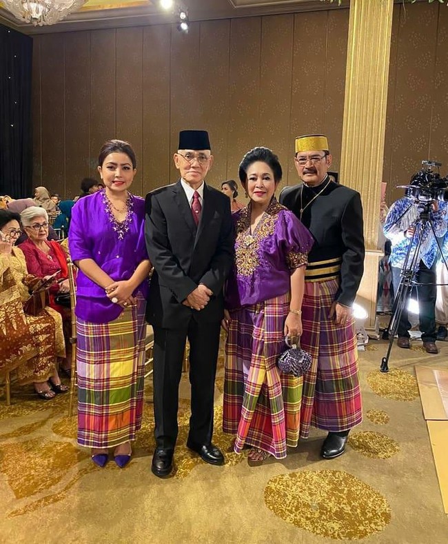 Mayangsari tampil matching di akad nikah Danny Rukmana. Dia memakai sepatu high heels ungu yang senada dengan busana kondangannya. Foto: Dok. Instagram