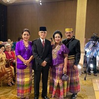 Mayangsari tampil matching di akad nikah Danny Rukmana. Dia memakai sepatu high heels ungu yang senada dengan busana kondangannya. Foto: Dok. Instagram