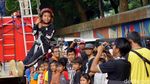 Melihat Serunya Anak-anak Berlatih Flying Fox Bareng Petugas Damkar
