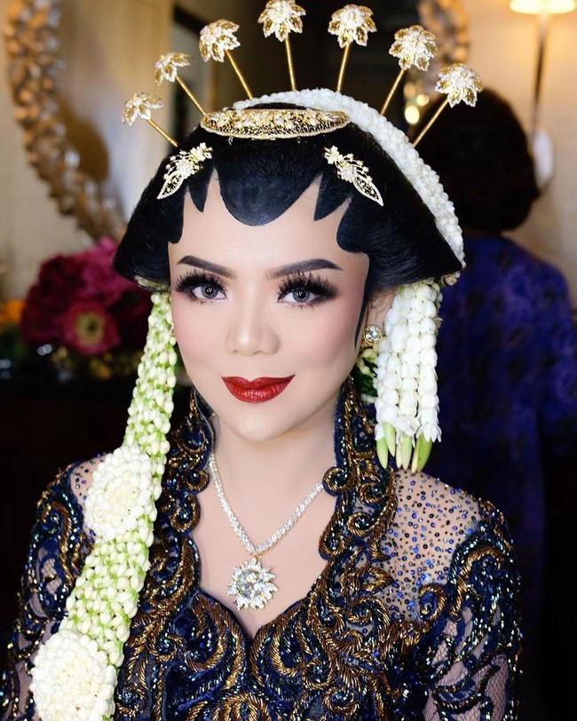 Satu bulan pendekatan, anak dari Siti Hardijanti Rukmana (Tutut Soeharto) itu menembak Raiyah Chitra Caesaria. Keduanya pun akhirnya sepakat jadian dan menjalani hubungan selama dua tahun. Kita jadian tanggal 31 Maret 2018, ujar Danny Rukmana. Foto: Dok. Instagram @anpasuha_official