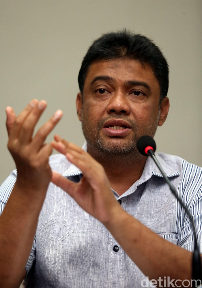 Presiden KSPI, Said Iqbal, hadir saat KSPI memberikan keterangan pers di hadapan awak media di Jakarta, Minggu (16/2/2020).
