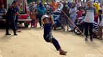 Melihat Serunya Anak-anak Berlatih Flying Fox Bareng Petugas Damkar