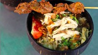Warga Surabaya mau cicip soto bathok? Mampir saja ke Soto Bathok Mbah Sastro di Jalan Rungkut Asri Timur. Sate ati-nya bikin ngiler ya? Foto: Instagram lily_vero