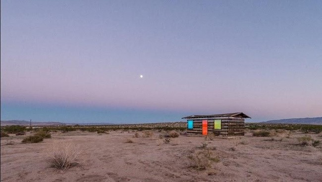 Bangunan keren ini terletak di sebuah gurun yang sangat sunyi dan sepi di Joshua Tree National Forest, California. Tertarik berkunjung? Foto: Dok. Philip K Smith