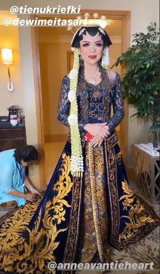 Kebaya pengantin Raiyah ini merupakan hasil karya desainer Anne Avantie. Mbak TuTUT mantu .., dan selama ini saya mengabdi Belasan tahun ..-sampai semalam Beliau masih percayakan untuk pernikahan putra terkasih Mas Danny Rukmana & Raiyah.., Semoga pernikahan nya langgeng sampai akhir hayat .., tulis Anne di Instagramnya.Foto: Dok. Instagram @anpasuha_official