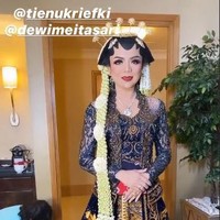 Kebaya pengantin Raiyah ini merupakan hasil karya desainer Anne Avantie. Mbak TuTUT mantu .., dan selama ini saya mengabdi Belasan tahun ..-sampai semalam Beliau masih percayakan untuk pernikahan putra terkasih Mas Danny Rukmana & Raiyah.., Semoga pernikahan nya langgeng sampai akhir hayat .., tulis Anne di Instagramnya.Foto: Dok. Instagram @anpasuha_official
