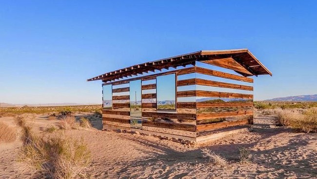 Seorang seniman asal Amerika bernama Philip K Smith berhasil mengubah gubuk yang terlantar menjadi sebuah bangunan sangat unik dan mempesona. Bangunan ini diberi nama Lucid Stead. Foto: Dok. Philip K Smith