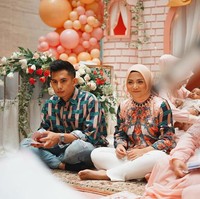 Melalui unggahan Instagram terbarunya yang telah disukai oleh 225 ribu warga Instagram itu terlihat Rachel Vennya tampak memamerkan rambutnya. Dirinya tidak menuliskan keterangan apapun dalam foto tersebut. Foto: Instagram