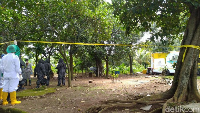 Pembersihan limbah radioaktif di Komplek Batan (Sachril Agustin-detikcom)