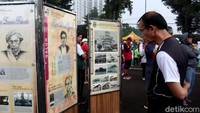 Selain perpustakaan keliling, warga juga dapat mengenal sejarah Kota Bandung lewat sejumlah papan informasi yang berada di halaman Gedung Sate.