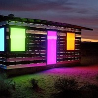 “Lucid Stead adalah tentang memanfaatkan kesunyian dan laju perubahan padang pasir. Ketika Anda melambat dan menyejajarkan diri dengan padang pasir, proyek ini akan terbentang di depan Anda. Ini mengungkapkan bahwa ini adalah tentang cahaya dan bayangan, cahaya yang dipantulkan, cahaya yang diproyeksikan, dan perubahan,” tulis Philip K Smith di salah satu postingan Instagram-nya @philipksmith3. Foto: Dok. Philip K Smith