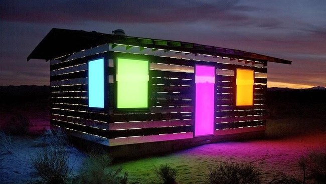 “Lucid Stead adalah tentang memanfaatkan kesunyian dan laju perubahan padang pasir. Ketika Anda melambat dan menyejajarkan diri dengan padang pasir, proyek ini akan terbentang di depan Anda. Ini mengungkapkan bahwa ini adalah tentang cahaya dan bayangan, cahaya yang dipantulkan, cahaya yang diproyeksikan, dan perubahan,” tulis Philip K Smith di salah satu postingan Instagram-nya @philipksmith3. Foto: Dok. Philip K Smith