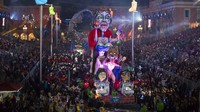 Penampakan patung raksasa yang diarak dalam parade Karnaval Nice yang diselenggarakan di Prancis.