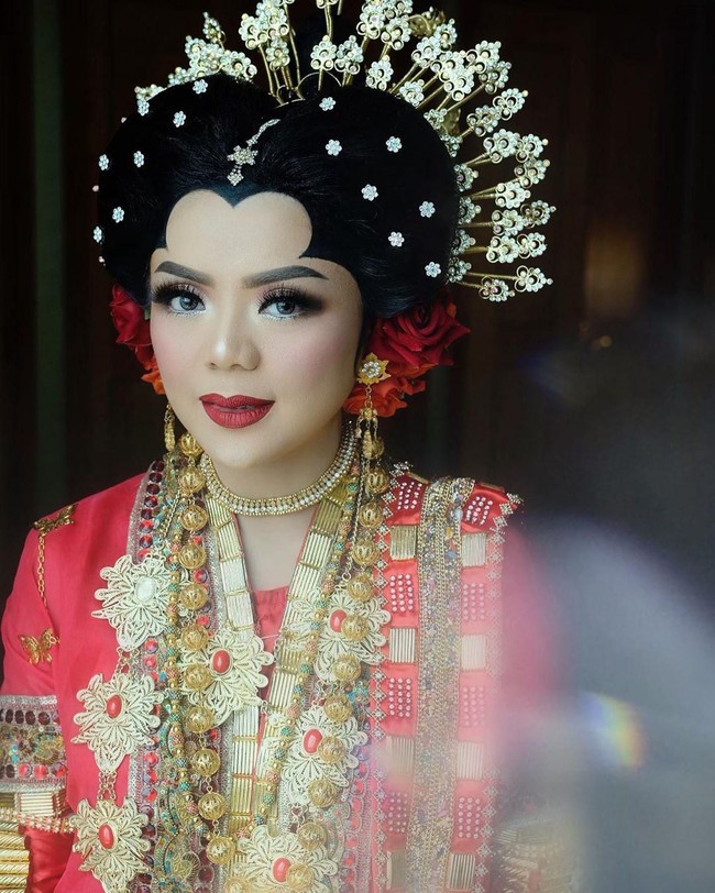 Makeup artist Anpasuha berkesempatan menjadi orang yang mendadani mempelai wanita yang akan menjadi bagian dari keluarga Cendana yaitu Raiyah Chitra Caesaria. Anpasuha pun mengunggah potret cantik Raiyah yang dinikahi putra Siti Hadiyanti Rukmana atau Mbak Tutut, Danny Rukmana, ke akun Instagramnya @anpasuha_official. Foto: Dok. Instagram @anpasuha_official