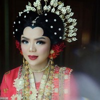 Makeup artist Anpasuha berkesempatan menjadi orang yang mendadani mempelai wanita yang akan menjadi bagian dari keluarga Cendana yaitu Raiyah Chitra Caesaria. Anpasuha pun mengunggah potret cantik Raiyah yang dinikahi putra Siti Hadiyanti Rukmana atau Mbak Tutut, Danny Rukmana, ke akun Instagramnya @anpasuha_official. Foto: Dok. Instagram @anpasuha_official