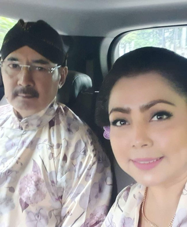 Danny Rukmana yang dulu pernah menjadi suami Lulu Tobing, menikah lagi dengan pujaan hatinya Raiyah Chitra Caesaria pada Sabtu (15/2/2020) di Hotel Mulia, Senayan. Sehari sebelum pernikahan, ada upacara siraman yang dihadiri Mayang dan suaminya Bambang Trihatmodjo. Mayang tampak memakai kebaya motif bunga yang senada dengan sang suami yang mengenakan busana surjan kembang. Foto: Dok. Instagram