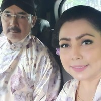 Danny Rukmana yang dulu pernah menjadi suami Lulu Tobing, menikah lagi dengan pujaan hatinya Raiyah Chitra Caesaria pada Sabtu (15/2/2020) di Hotel Mulia, Senayan. Sehari sebelum pernikahan, ada upacara siraman yang dihadiri Mayang dan suaminya Bambang Trihatmodjo. Mayang tampak memakai kebaya motif bunga yang senada dengan sang suami yang mengenakan busana surjan kembang. Foto: Dok. Instagram