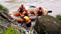 Dengan menggunakan peralatan air lengkap tim SAR pun melakukan pencarian terhadap pria yang nekat menceburkan diri ke sungai tersebut. Istimewa/Dok. Tim SAR.