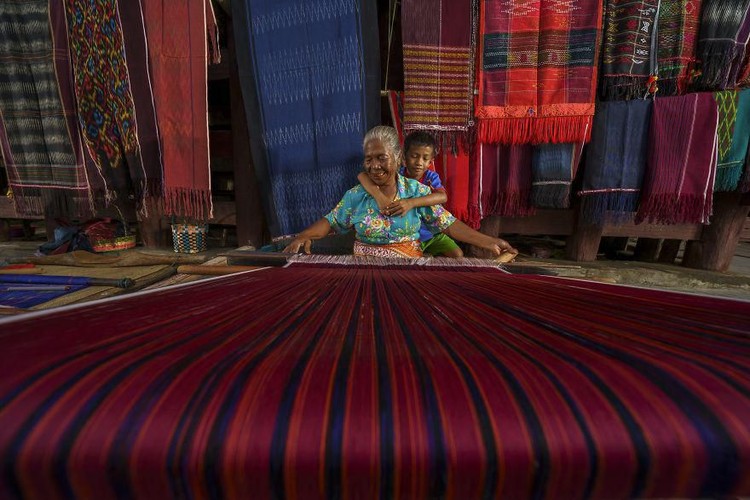 Deretan Foto Kasih Sayang dari Berbagai Negara di Dunia Foto tak hanya mampu merekam peristiwa maupun fenomena alam mempesona. Foto juga dapat mengabadikan momen-momen penuh kasih kepada sesama. Penasaran? Yuk, lihat