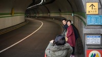 Lokasi syuting film Parasite yang mendadak populer lainnya adalah terowongan Jahamun, tampak sepasang kekasih berfoto di terowongan itu. (ED JONES/AFP)