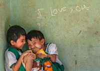 Foto tak hanya mampu merekam peristiwa maupun fenomena alam mempesona. Foto juga dapat mengabadikan momen-momen penuh kasih kepada sesama. Penasaran? Yuk, lihat