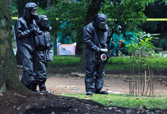 DEKONTAMINASI TEMUAN PAPARAN TINGGI RADIOAKTIF Petugas membersihkan sisa radioaktif di kawasan Batan Indah, Tangsel. Penyelidikan terkait adanya paparan radioaktif di kawasan itu masih terus dilakukan.