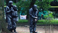 Tim Badan Tenaga Nuklir Nasional (BATAN) bersama Badan Pengawas Tenaga Nuklir (Bapeten) dan Tim Teknis Kimia Biologi Radioaktif (TKBR) Gegana Brimob Mabes Polri melakukan Dekontaminasi terhadap temuan paparan tinggi radioaktif di Perumahan Batan Indah, Serpong, Tangerang Selatan, Banten, Minggu (16/2/2020).
