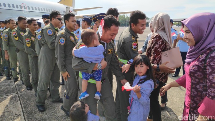 Prajurit TNI AU selesai menjemput WNI dari Wuhan, ikut observasi di Natuna, dan kini pulang ke Maros. (M Bakrie/detikcom)
