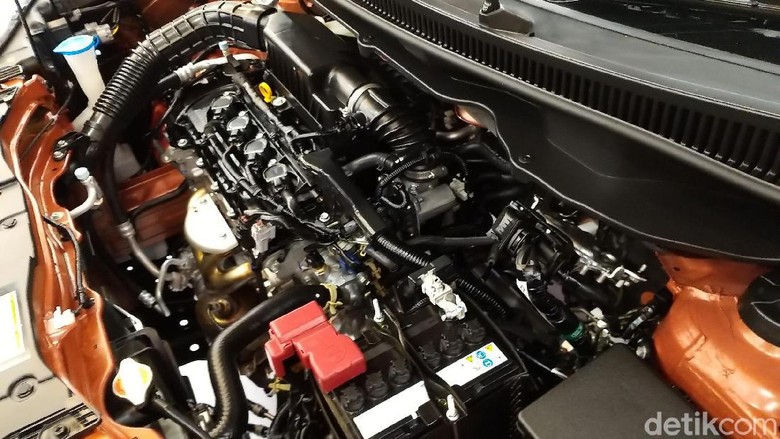 Suzuki XL7 Siap Tantang Rush-Terios dkk Suzuki mengenalkan varian low SUV baru, XL7. Model ini merupakan hasil pengembangan dari model low MPV, Ertiga. Penasaran? Yuk, lihat.