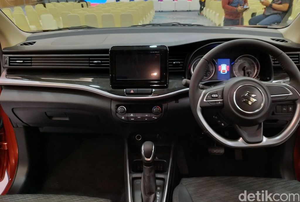 Suzuki mengenalkan varian low SUV baru, XL7. Model ini merupakan hasil pengembangan dari model low MPV, Ertiga. Penasaran? Yuk, lihat.