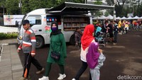 Mobil perpustakaan keliling juga ada lho di halaman Gedung Sate, Bandung.