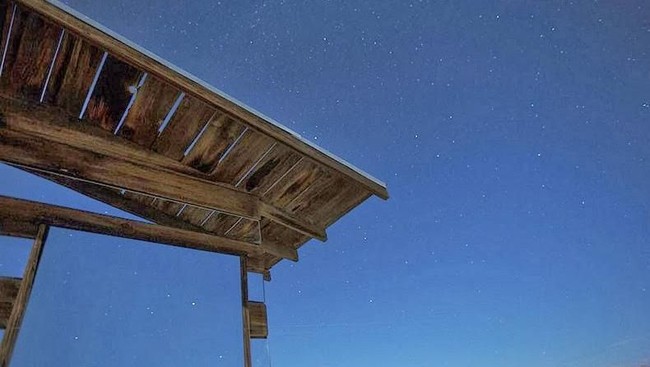 Bangunan super keren ini tadinya hanya merupakan gubuk berusia 70 tahun. Sulit dipercaya jika bangunan yang sudah tua dan usang ini bisa diubah bergaya futuristik. Foto: Dok. Philip K Smith