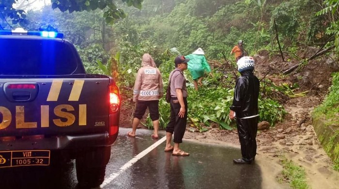 Terjebak Banjir dan Longsor, Wisatawan Geopark Ciletuh Tak Bisa Pulang