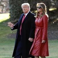 Coat merah yang dipakai Melania di RS masih jadi andalan. Namun, ia kali ini menyempurnakan gayanya dengan kacamata hitam keluaran Saint Laurent. Tampak pula kaki jenjang mantan model itu ditopang oleh sepasang heels Christian Louboutin berwarna navy. Foto: Getty Images/Tasos Katopodis