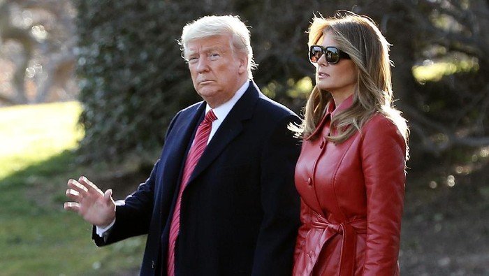 Melania Trump di India Indias Prime Minister Narendra Modi (R) speaks with US President Donald Trump (C) and First Lady Melania Trump (L) upon their arrival at Sardar Vallabhbhai Patel International Airport in Ahmedabad on February 24, 2020. (Photo by Mandel NGAN / AFP)