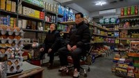 Selain Sky Pizza, toko grosir milik Kim Kyung-soon (kiri) di Pig Rice Supermarket juga digunakan untuk syuting Film Parasite. Toko ini juga kian ramai dengan traveler. (Ed JONES/AFP)