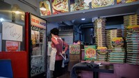 Tuh, tumpukan kardus pizza di Sky Pizza yang digunakan untuk syuting film Parasite. (ED JONES/AFP)