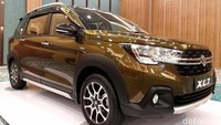 Suzuki mengenalkan varian low SUV baru, XL7. Model ini merupakan hasil pengembangan dari model low MPV, Ertiga, yang sebelumnya sudah eksis di pasaran.