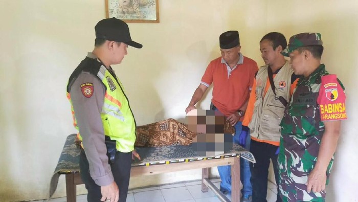 Jasad seorang bocah ditemukan tewas mengambang di sungai sudetan lahar Kecamatan Kanigoro. Korban dilaporkan hilang semalam diduga hanyut terbawa arus sungai saat bermain.