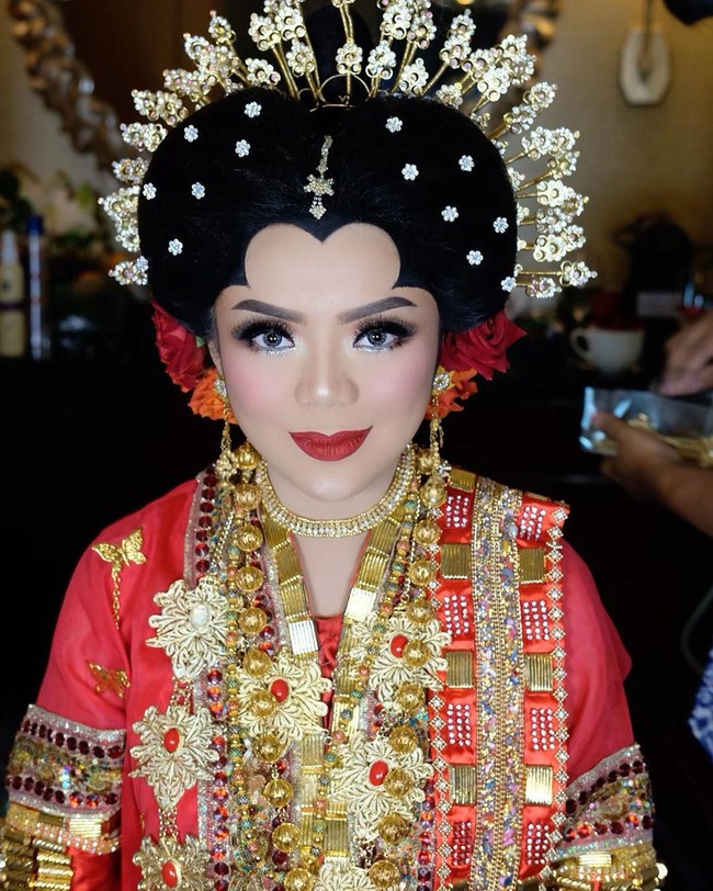 Raiyah dan Danny Rukmana melangsungkan akad nikah pada Sabtu (15/2/2020) di Hotel Mulia, Jakarta, dengan mengusung adat Makassar, kampung halaman sang mempelai wanita. Raiyah yang diketahui berprofesi sebagai pramugari sebelum menikah dengan Danny itu merupakan Andi Abdussalam Tabusalla dan Andi Dalaisya Rifa. Foto: Dok. Instagram @anpasuha_official