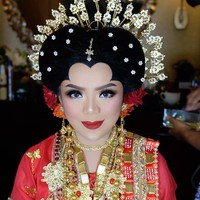 Raiyah dan Danny Rukmana melangsungkan akad nikah pada Sabtu (15/2/2020) di Hotel Mulia, Jakarta, dengan mengusung adat Makassar, kampung halaman sang mempelai wanita. Raiyah yang diketahui berprofesi sebagai pramugari sebelum menikah dengan Danny itu merupakan Andi Abdussalam Tabusalla dan Andi Dalaisya Rifa. Foto: Dok. Instagram @anpasuha_official