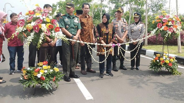 Wali Kota Surabaya Tri Rismaharini meresmikan Jalan MERR-IIC ruas Gununganyar Sabtu (15/2). Peresmian itu dihadiri tokoh masyarakat dan kalangan lainnya.