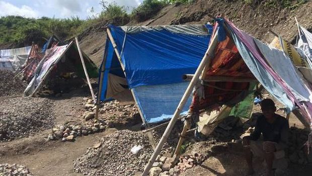 Puluhan Lansia Banting Tulang di Polewali Mandar Jadi Pemecah Batu